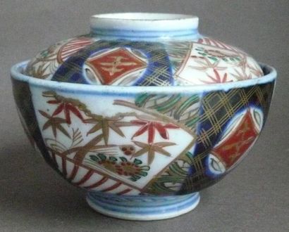 null Bol et son couvert en porcelaine à décor Imari. Japon, XIXe siècle. (éclat au...