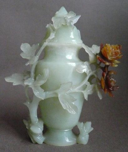 null Brûle parfum en jadéite à décor floral. Chine, XXe siècle. (éclat) H: 15.5 ...
