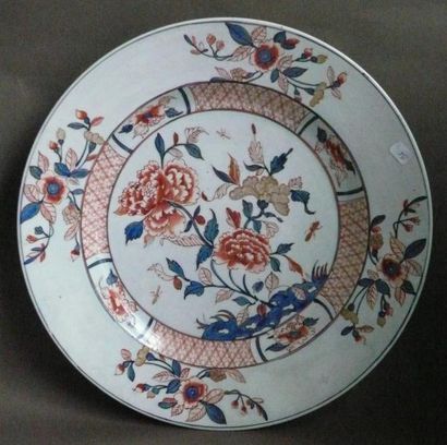 null Plat en porcelaine à décor Imari de fleurs. Japon, XXe siècle. D: 34 cm