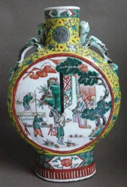 null Gourde en porcelaine à décor de scènes de vie. Chine, XXe siècle. (éclat au...