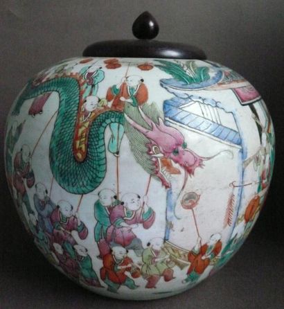 null Pot à gingembre en porcelaine à décor polychrome, couvercle et socle en bois....