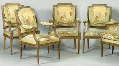 null Suite de quatre fauteuils en bois naturel décapé mouluré et sculpté à décor...