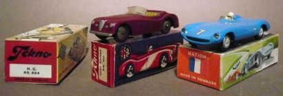 Tekno Alfa Romeo violet, réf. 802 (Ab) Ferrari bleue, réf. 813 (Ab) et une boite...