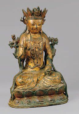 null Statuette de Boddhisattva assis en bronze laqué or et rouge assis en padmasana...