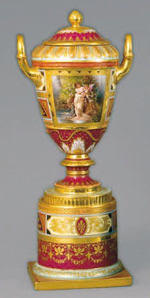VIENNE Vase couvert à deux anses en porcelaine à décor polychrome et or de feuillages,...