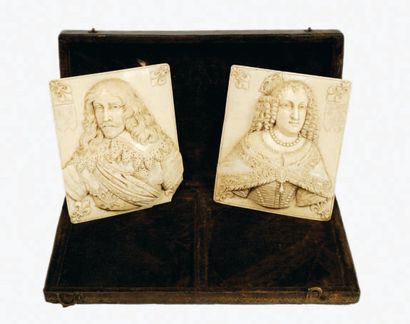 null Deux plaques rectangulaires en ivoire sculpté, l'une représentant Louis XIII...