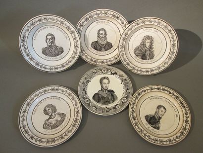 MONTEREAU XIXe siècle Cinq assiettes en faïence fine à décor imprimé noir sur fond...