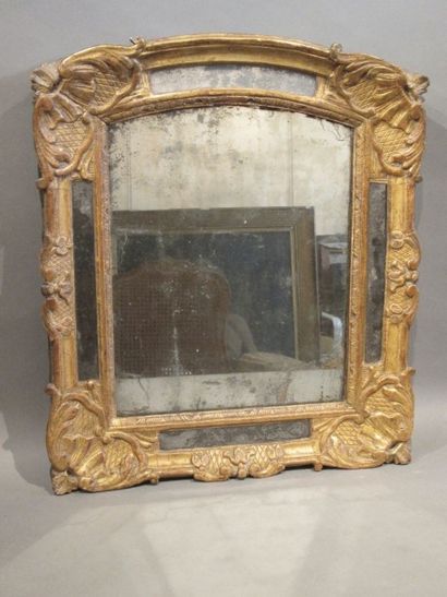 null Miroir en parecloses en bois doré. Début du XVIIIème siècle. Haut. 57 cm