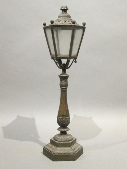 null Réverbère miniature en bronze patiné. XIXème siècle. Haut. 30 cm