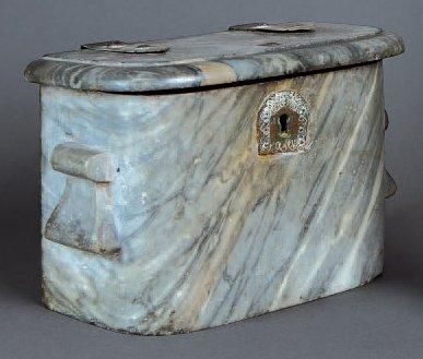 null Boite à viscères en marbre gris. XVIIIème siècle. 14,5 x 21 x 12 cm