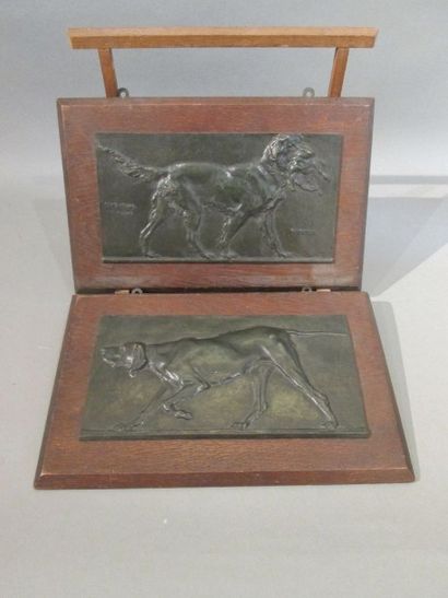 Victor PETER (1840-1918) Deux bas reliefs en bronze patiné représentant un épagneul...