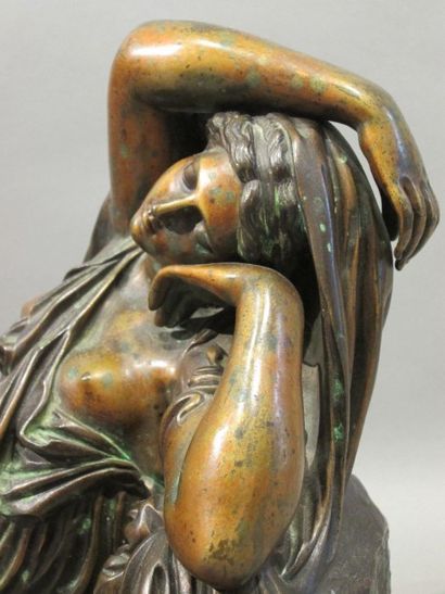 null Sculpture en bronze à patine brune représentant une femme à l'Antique allongée...