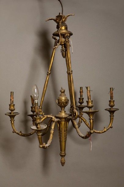 null Lustre en bronze doré à six bras de lumières de style Louis XVI. Décor de pomme...