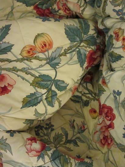 null Un dessus de lit coton imprimé de roses sur fond blanc dimensions du couchage...