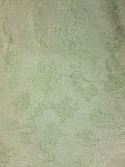 null Une nappe ronde en coton vert semé de roses Diamètre 183 cm.