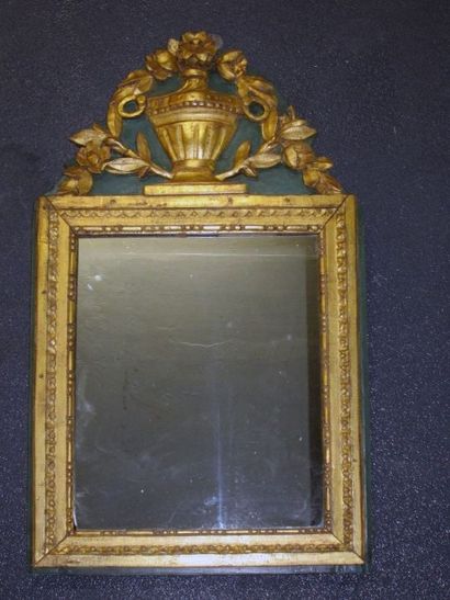 null Miroir à fronton en bois doré en partie d'époque Louis XVI. La bordure sculptée...