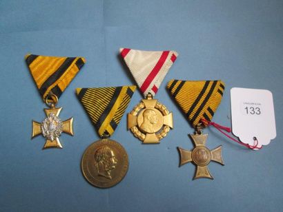 AUTRICHE Lot de 4 médailles: Médaille de guerre; Croix du jubilé de François-Joseph;...