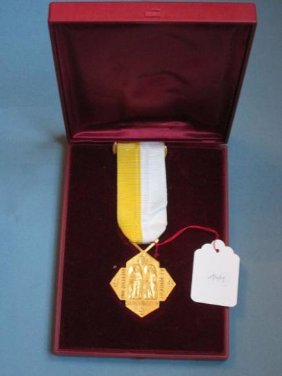 VATICAN Médaille du Pape Jean-Paul II. Doré, ruban, écrin. TB