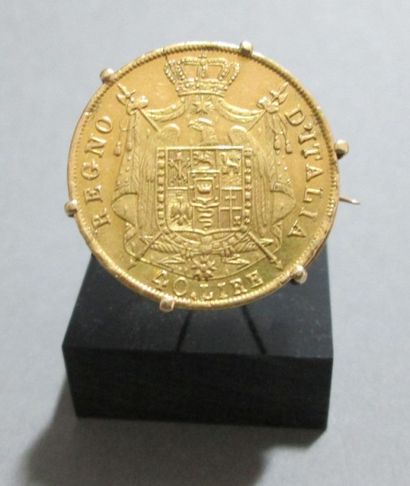 null BROCHE en or jaune 18k (750 millièmes) sertie d'une pièce d'or de 40 lires (Royaume...