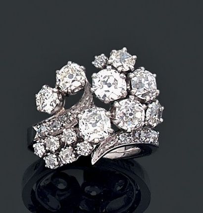 null BAGUE en platine et or gris 18k (750 millièmes) sertie de 8 diamants de taille...