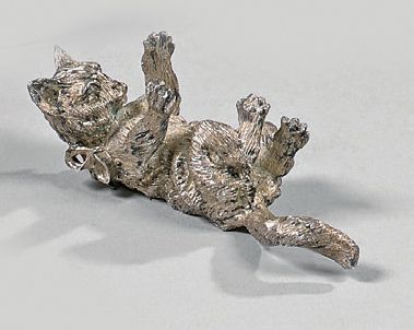 null PETITE STATUETTE de chat au naturel, en argent, représenté sur le dos, un noeud...