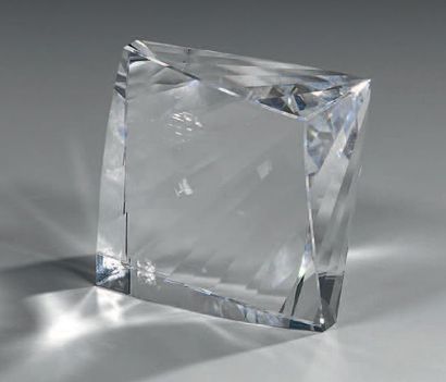 SWAROVSKI SCULPTURE bloc en cristal blanc à deux cotés taillés. On y joint une carte...
