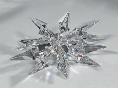 SWAROVSKI ÉTOILE DOUBLE de forme ronde en cristal Swarovski taillé à huit branches....
