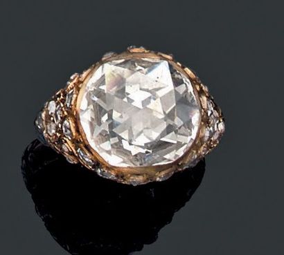 null BAGUE en or jaune 18k (750 millièmes) sertie d'un important diamant taillé en...