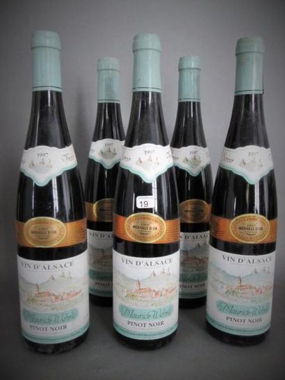 Cinq bouteilles de vins d'Alsace Pinot Noir...