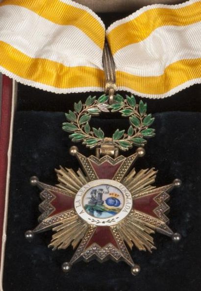 Espagne Ordre d'Isabelle la Catholique. Croix de Commandeur. Vermeil, émail (éclats),...