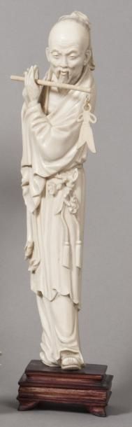 Statuette en ivoire sculpté représentant...