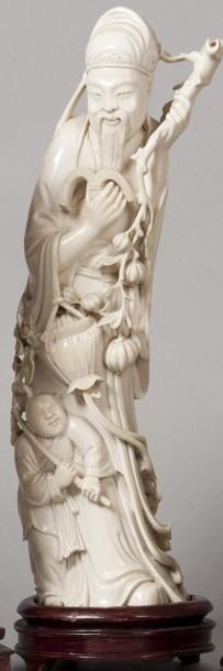 null Statuette en ivoire sculpté représentant un sage lisant. Chine, début du XXe...