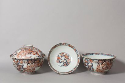 null Paire de larges pots couverts en porcelaine de Chine Imari à décor polychrome...