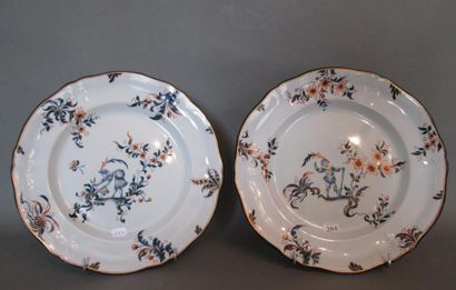 Émile GALLÉ (1846-1904) Deux assiettes en faïence à décor au chinois signées au dos...
