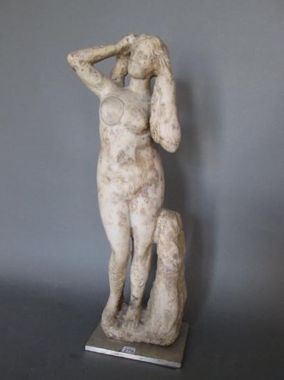 null Vénus en marbre blanc, représentée nue se tenant les cheveux. Italie, XIXe siècle....