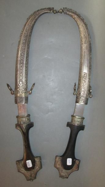null Deux couteaux provenant d'Afrique du nord à lame courbée. Longueur des couteaux:...