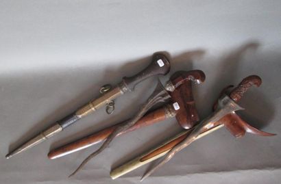 null Deux couteaux dit «kriss» indonésien, manche en bois sculpté. XIXe siècle. Longueur:...