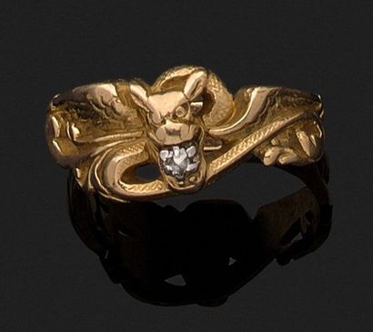 null Bague d'homme en or jaune 18k (750 millièmes) représentant une chimère tenant...