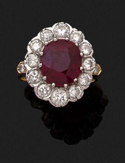 null Bague marguerite en or jaune 18k (750 millièmes) sertie d'un rubis entouré de...