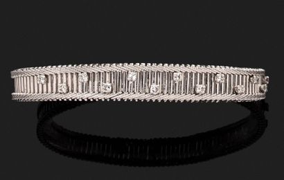 null Bracelet articulé en or gris 18k (750 millièmes) serti de treize diamants.
Longueur:...