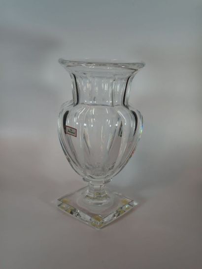 BACCARAT Vase octogonal sur piédouche en cristal taillé modèle «d'Harcourt» posant...