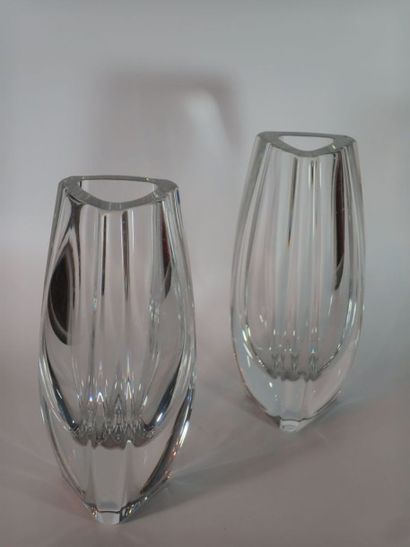 BACCARAT Paire de petits vases en cristal.
Signés.
Hauteur: 15 cm