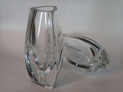 BACCARAT Paire de petits vases en cristal.
Signés.
Hauteur: 15 cm