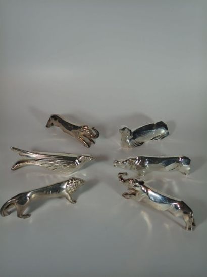 null Six porte-couteaux en métal argenté en forme d'animaux: deux éléphants, un rhinocéros,...