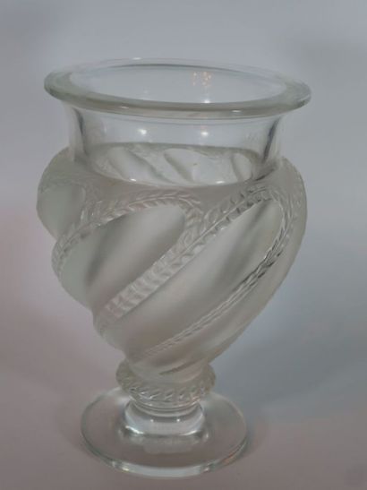 LALIQUE Petit vase sur piédouche en verre moulé à décor de godrons torsadés et branches...
