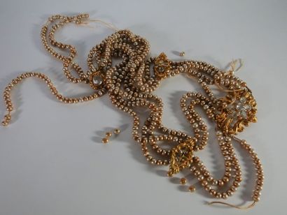 null Collier de perles à cinq rangs monture en or jaune 18k (750 millièmes) sertie...
