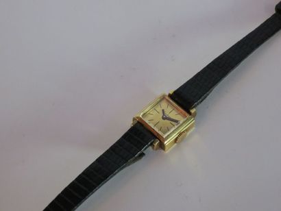BOUCHERON Montre bracelet de dame carrée en or jaune 18k (750 millièmes), bracelet...
