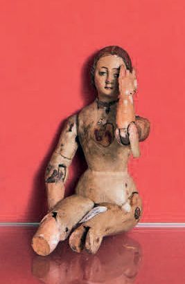 null Petite poupée articulée en bois sculpté et laqué représentant une jeune femme....