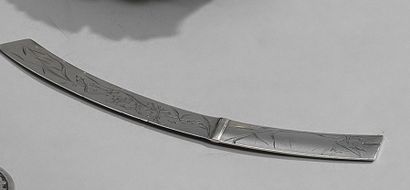 QUEILLE, orfèvre 
COUPE-PAPIER en argent en forme de sabre courbé japonnais, gravé...