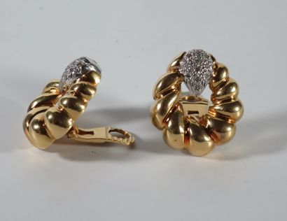 null PAIRE DE CLIPS D'OREILLES en or jaune 18k (750 millièmes) anneau de forme ovale...